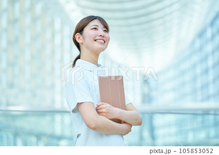 白衣の女性のポートレート 105853052