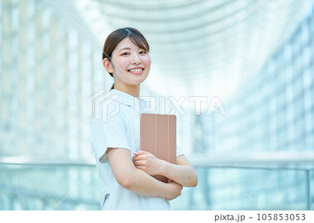 白衣の女性のポートレート 白衣の女性のポートレート 105853053