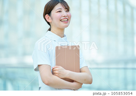 白衣の女性のポートレート 白衣の女性のポートレート 105853054