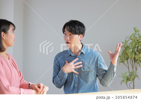 コーチングする女性の上司_厳しい指摘に反論する部下の男性1 コーチングする女性の上司_厳しい指摘に反論する部下の男性1 105854874