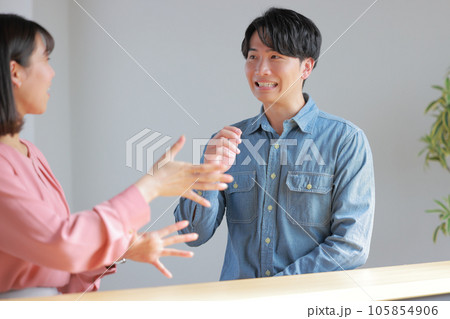 コーチングする女性の上司_厳しい内容に反省する部下の男性3 105854906