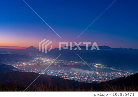 【富士山素材】秋の高ボッチ高原から見る夜明けの富士山と諏訪湖の雲海【長野県】 105855471