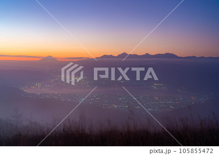 【富士山素材】秋の高ボッチ高原から見る夜明けの富士山と諏訪湖の雲海【長野県】 105855472