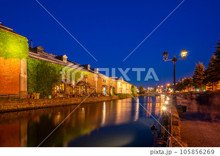 小樽運河　夕暮れ　ガス灯 105856269