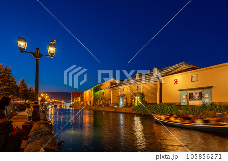 小樽運河　小樽運河クルーズ　夕暮れ　ガス灯 105856271