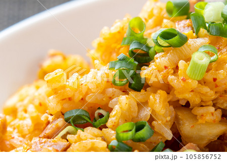 キムチチャーハン(青ねぎトッピング)のアップ。 105856752