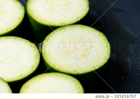 ズッキーニの輪切りをフライパンで焼く調理シーン。 ズッキーニの輪切りをフライパンで焼く調理シーン。 105856767