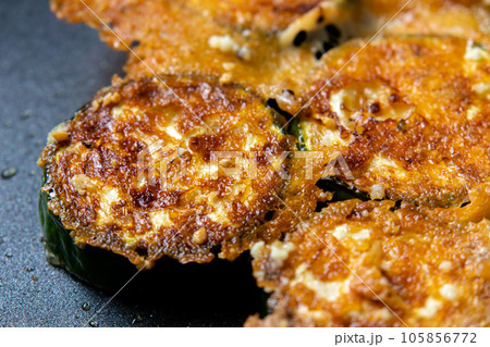 ズッキーニのカリカリチーズ焼き、調理シーン。 105856772