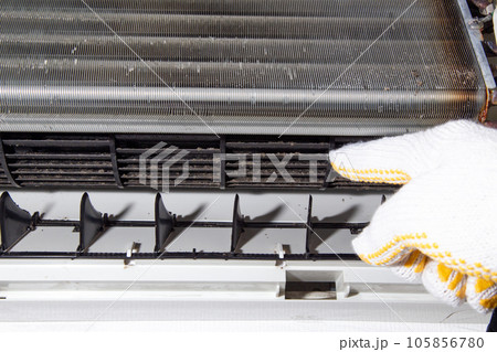 エアコン内部の汚れ　カビ　ホコリ　 105856780