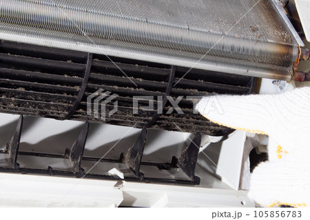 エアコン内部の汚れ　カビ　ホコリ　 105856783