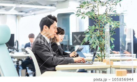 フリーアドレスのオフィスで仕事をするビジネスマン 105856944