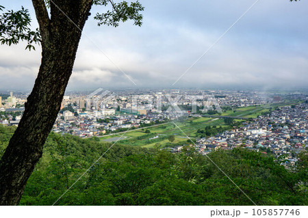 盃山山頂から眺める山形市街 105857746