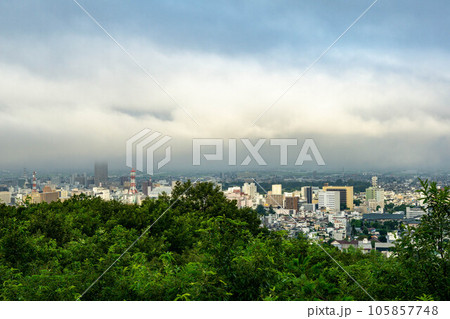 盃山山頂から眺める山形市街 105857748