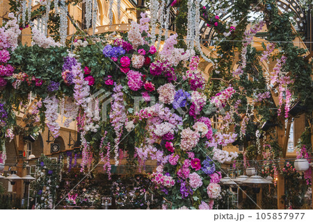 Closeup shot of flower decoration at entrance of Hays Galleria. Its concourse with boutique shops, chain stores and restaurants. Its iconic tourist attraction in London for visitor. Closeup shot of flower decoration at entrance of Hays Galleria. Its concourse with boutique shops, chain stores and restaurants. Its iconic tourist attraction in London for visitor. 105857977