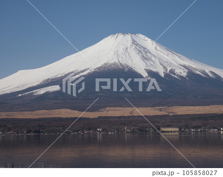 山中湖から見る冬の富士 山中湖から見る冬の富士 105858027
