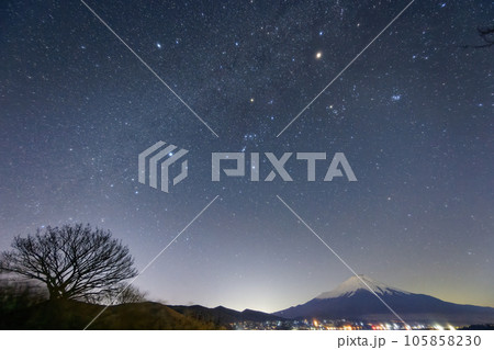山中湖・高指山から富士山と冬の星座 105858230