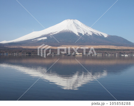 山中湖から見る冬の富士 山中湖から見る冬の富士 105858288