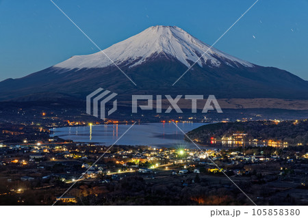 高指山から見る未明の富士山と山中湖 105858380