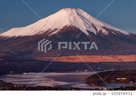 高指山から見る黎明の富士山と山中湖 高指山から見る黎明の富士山と山中湖 105858431