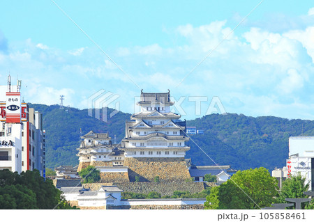姫路市、姫路駅から見た国宝姫路城の風景 姫路市、姫路駅から見た国宝姫路城の風景 105858461