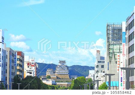 姫路市、姫路駅から見た国宝姫路城の風景 姫路市、姫路駅から見た国宝姫路城の風景 105858462