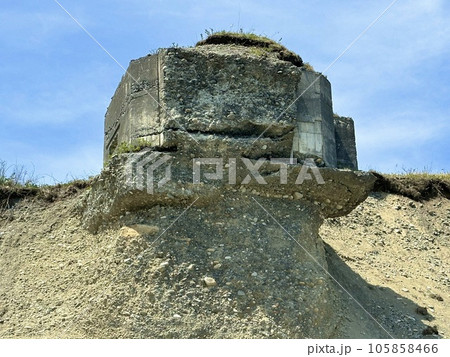 崩落する戦争遺跡のトーチカ「豊似浜のトーチカ群」 崩落する戦争遺跡のトーチカ「豊似浜のトーチカ群」 105858466