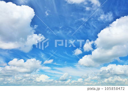 夏の青空と白い雲 105858472