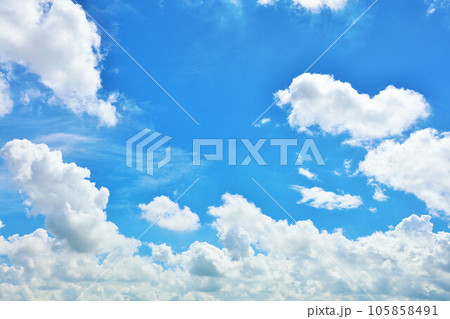 夏の青空と白い雲 夏の青空と白い雲 105858491