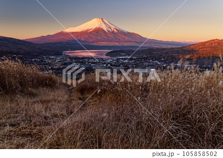高指山から見る朝焼けの富士山と山中湖 高指山から見る朝焼けの富士山と山中湖 105858502