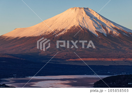 高指山から見る朝焼けの富士山と山中湖 高指山から見る朝焼けの富士山と山中湖 105858503