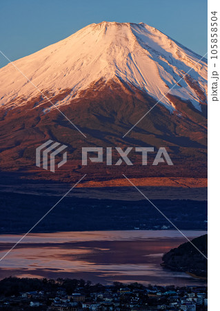 高指山から見る朝焼けの富士山と山中湖 105858504