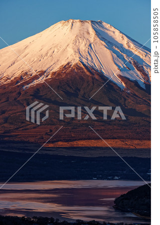 高指山から見る朝焼けの富士山と山中湖 105858505