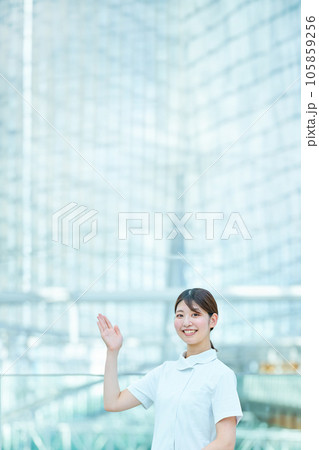 案内のポーズをする白衣の女性 案内のポーズをする白衣の女性 105859256