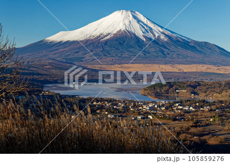 高指山から見る朝の富士山と山中湖 105859276
