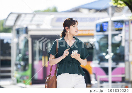 バスターミナルを歩く若い女性 105859326