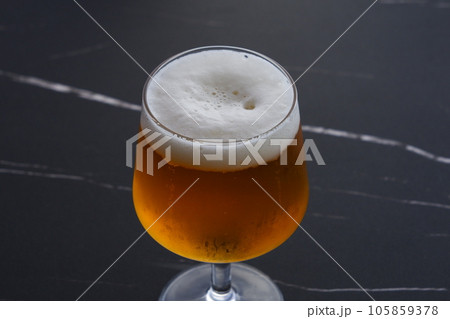 きめ細かい泡が立ったよく冷えたビール きめ細かい泡が立ったよく冷えたビール 105859378