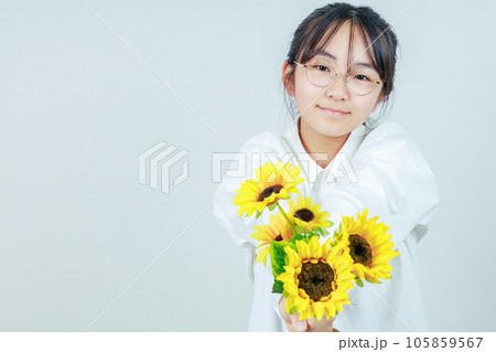 向日葵を差し出す女の子のクローズアップ 105859567
