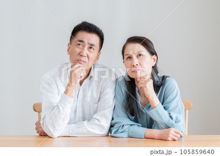 考えるシニア夫婦 考えるシニア夫婦 105859640