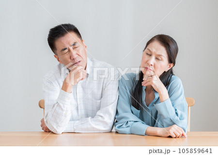 考えるシニア夫婦 105859641