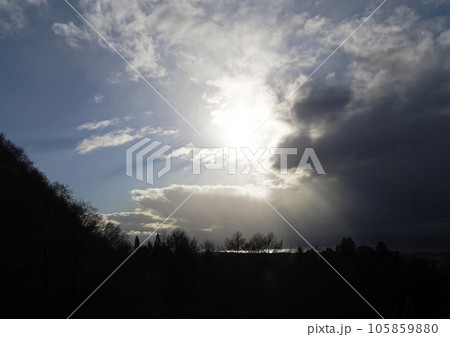 猪苗代湖上空の暗雲が流れ去り、太陽と青空が顔を出す。雲の後ろから放射状に光が差し込み、印象的で綺麗だ 猪苗代湖上空の暗雲が流れ去り、太陽と青空が顔を出す。雲の後ろから放射状に光が差し込み、印象的で綺麗だ 105859880