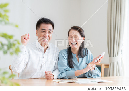 家計簿をつけるシニア夫婦 家計簿をつけるシニア夫婦 105859888