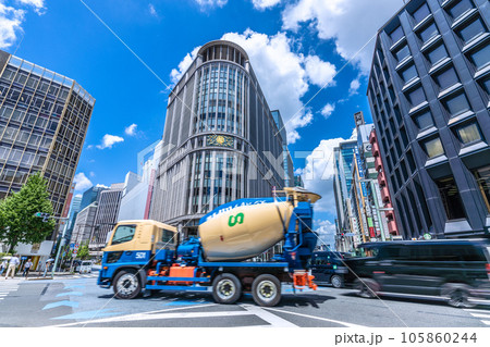 日本の東京都市景観 日本橋三越や次々とミキサー車など工事車両が通過する日本橋北詰の交差点 日本の東京都市景観 日本橋三越や次々とミキサー車など工事車両が通過する日本橋北詰の交差点 105860244