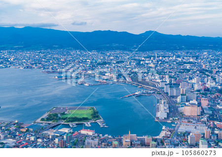 （北海道）函館山展望台から見下ろす函館港 105860273