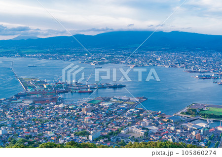 (北海道)函館山展望台から見下ろす函館港 (北海道)函館山展望台から見下ろす函館港 105860274