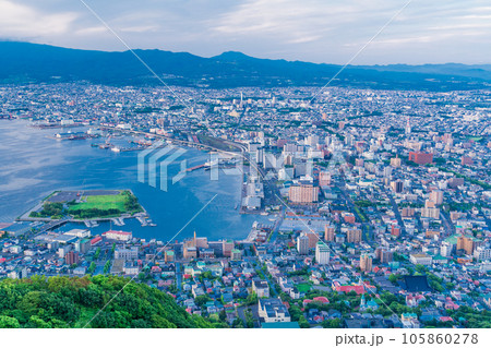 (北海道)函館山展望台から見下ろす函館港 (北海道)函館山展望台から見下ろす函館港 105860278