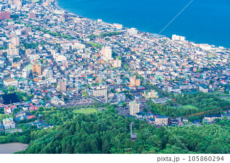 （北海道）函館山展望台から見下ろす函館市　街並み 105860294