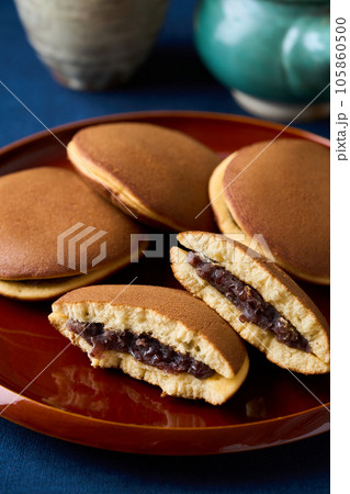 半分に割ったどら焼き 105860500