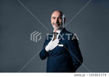 外国人男性　コンシェルジュ　スタッフ 105861174