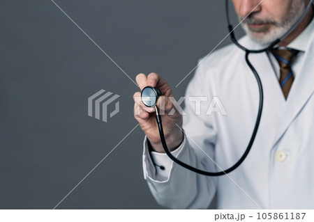 聴診器を持つ白衣を着た外国人男性 105861187