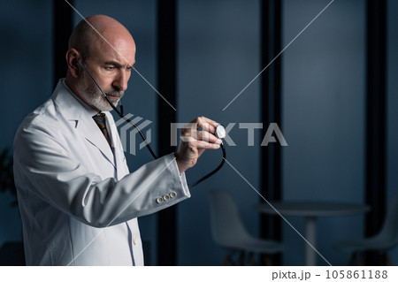 聴診器を持つ白衣を着た外国人男性 聴診器を持つ白衣を着た外国人男性 105861188